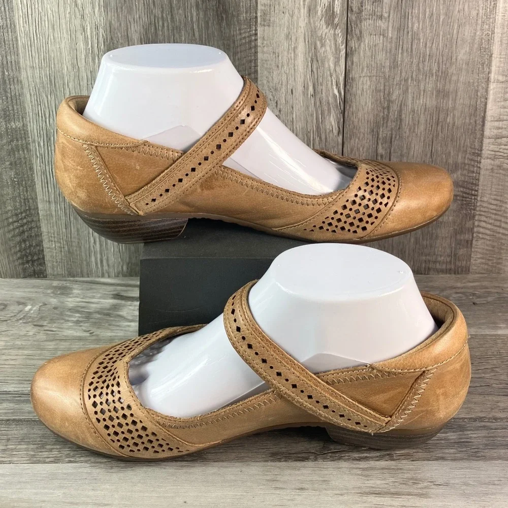 Taos Esteem Tan Leather Mary Jane Pumps Laser Cut Perforated Block Heel 8 EU 39